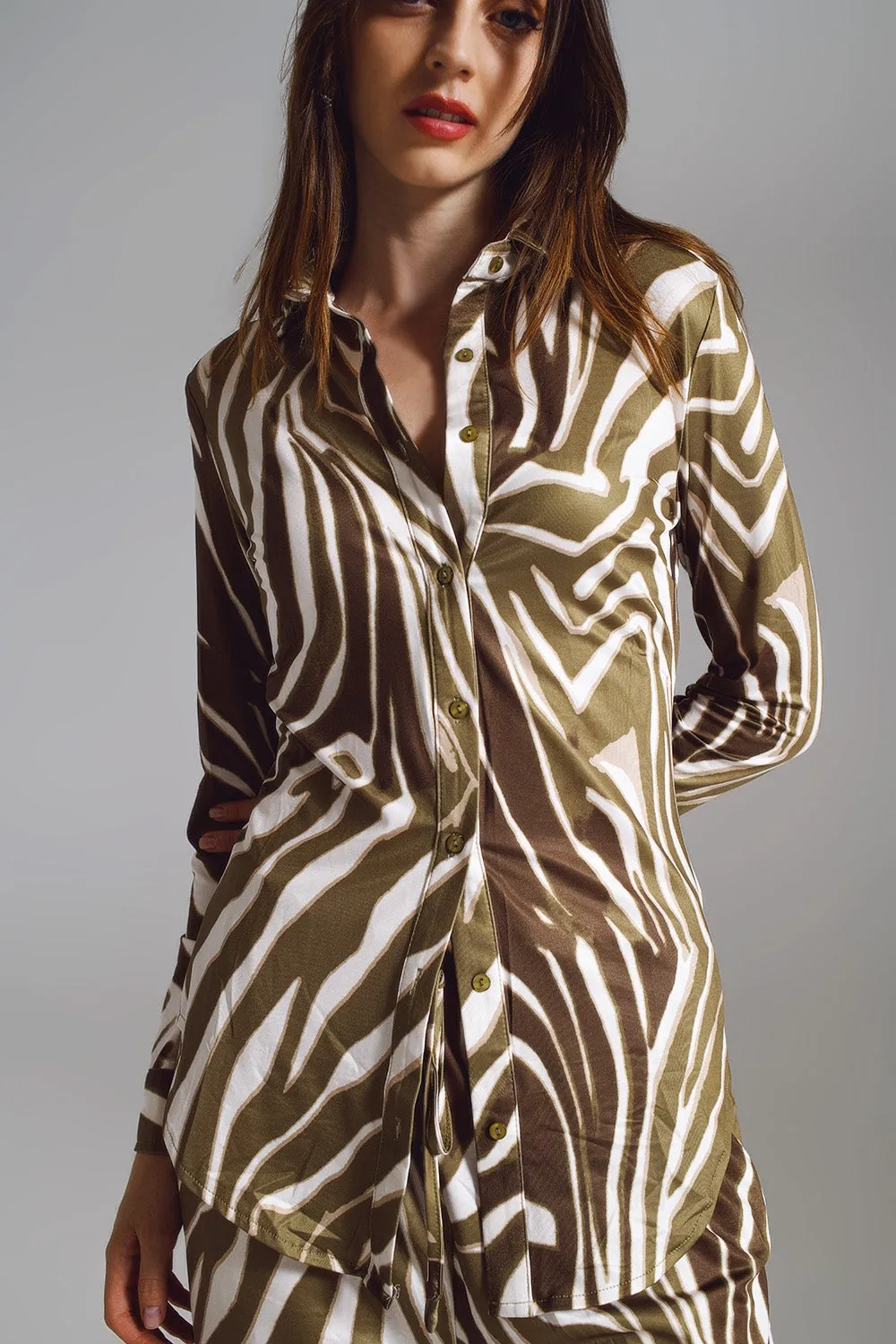 Blouse with zebra print in white and olive green